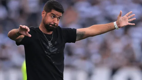 António Oliveira vem recebendo críticas com a sequência de derrotas do Timão.