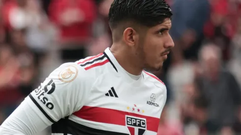 Alan Franco durante confronto contra o Athletico-PR no Campeonato Brasileiro de 2024.