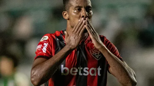 Foto: Divulgação/Vitória - Willian Oliveira comemorando gol contra o Juventude no Campeonato Brasileiro 2024.
