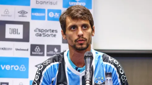 Presidente do Grêmio, Alberto Guerra, apresenta os zagueiros Jemerson e Rodrigo Caio como novos reforços do Tricolor para a temporada 2024. FOTO: LUCAS UEBEL/GREMIO FBPA
