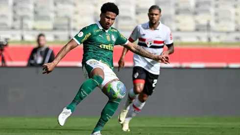 Zagueiro Murilo com a bola (Action Plus Sports Images / Alamy Stock Photo)