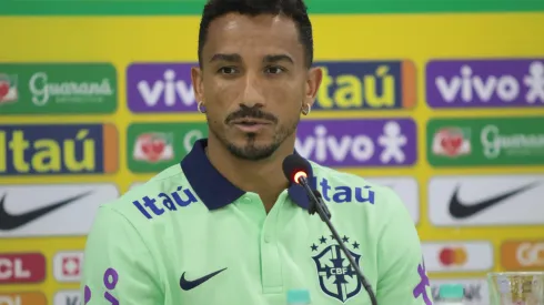 Danilo durante entrevista coletiva na Seleção Brasileira.