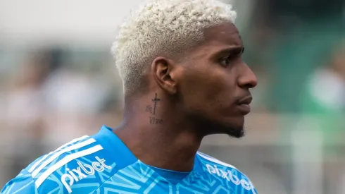 Hugo Souza jogador do Flamengo durante execução do hino nacional antes da partida contra o Coritiba no estadio Couto Pereira pelo campeonato Brasileiro A 2022.