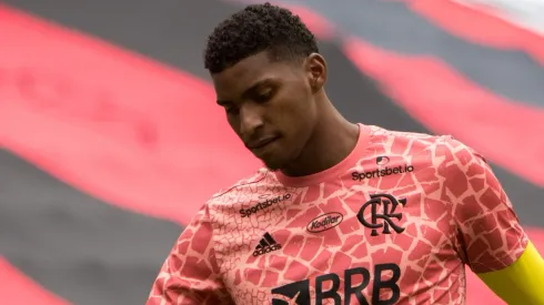 Hugo Souza fechou com o Corinthians.