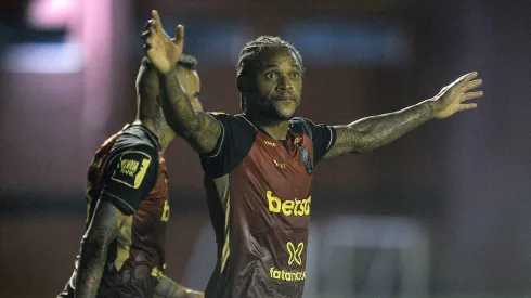 Vitória negocia rescisão de Luiz Adriano (Imagem: Jhony Pinho/AGIF)