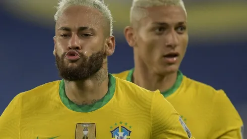 Neymar jogador do Brasil comemora seu gol com Richarlison jogador da sua equipe durante partida contra o Peru no estadio Engenhao pelo campeonato Copa América 2021.