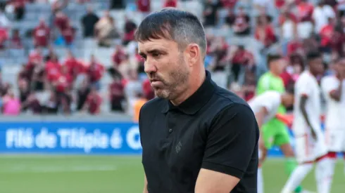 Eduardo Coudet técnico do Internacional durante partida contra o Athletico-PR na Arena da Baixada pelo campeonato Brasileiro A 2024.
