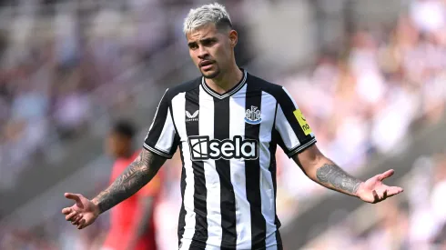 Bruno Guimarães durante confronto contra o Brighton na Premier League.