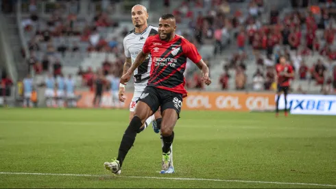 Corinthians faz proposta para fechar com Alex Santana, do Athletico Paranaense (Imagem: Luis Garcia/AGIF)