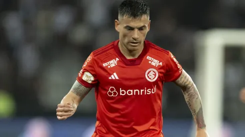 Aránguiz durante confronto contra o Botafogo no Campeonato Brasileiro 2023.