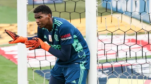 Hugo Souza deixa o Flamengo para fechar com o Corinthians (Photo by Alexandre Schneider/Getty Images)
