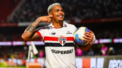 Luciano recebe amarelo e não joga contra o Athletico (Imagem: Marco Miatelo/AGIF)