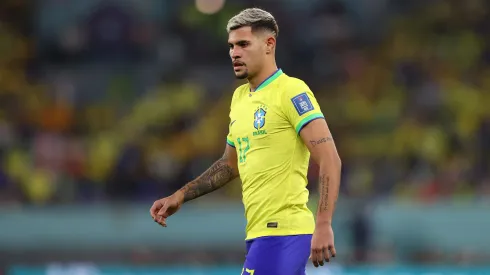 Bruno Guimarães durante confronto contra a Suiça na Copa do Mundo de 2022.