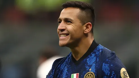 Alexis Sanchez of FC Internazionale celebrates his goal during the Serie A match between FC Internazionale and Cagliari Calcio at Stadio Giuseppe Meazza on December 12, 2021 in Milan, Italy. Atacante é pedido pela torcida gremista.