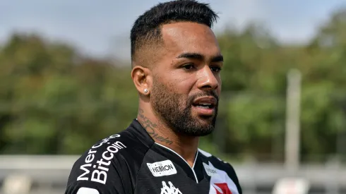 Alex Teixeira posa para fotos durante sua apresentacao oficial como jogador do Vasco em coletiva de imprensa realizada no CT Moacyr Barbosa.