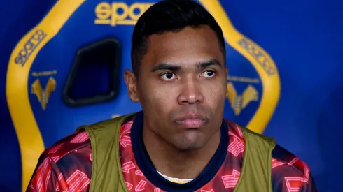 Alex Sandro of Juventus looks on during the Serie A TIM match between Hellas Verona FC and Juventus - Serie A TIM at Stadio Marcantonio Bentegodi on February 17, 2024 in Verona, Italy. Lateral não deve ser contratado