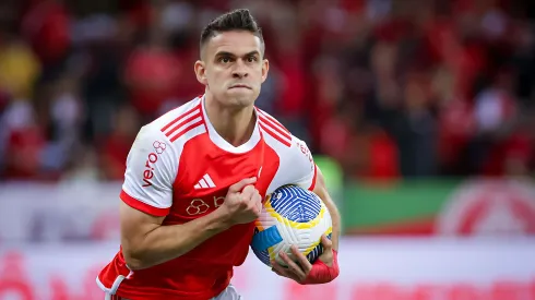 Borré jogador do Internacional comemora seu gol durante partida contra o Atlético-GO no estádio Beira-Rio pelo campeonato Brasileiro A 2024. Centroavante perdeu gol inacreditável e sofreu pressão.