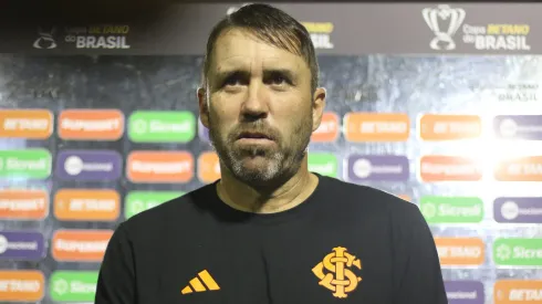 Eduardo Coudet durante confronto contra o ASA na Copa do Brasil.