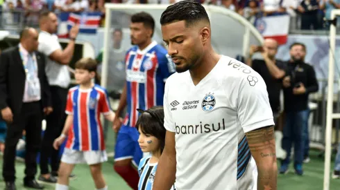 Reinaldo, jogador do Gremio durante entrada em campo para partida contra o Bahia no estadio Arena Fonte Nova pelo campeonato Brasileiro A 2023. Titular é pedido fora do clube