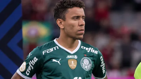 Marcos Rocha jogador do Palmeiras durante execução do hino nacional antes da partida contra o Athletico-PR no estádio Arena da Baixada pelo campeonato Brasileiro A 2022. Medalhão pode estar de saída