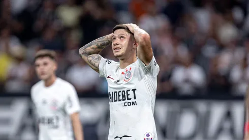 Garro jogador do Corinthians lamenta durante partida contra o Fluminense na Arena Corinthians pelo campeonato Brasileiro A 2024.