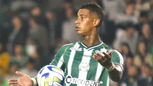 Alef Manga jogador do Coritiba durante partida contra o Internacional no estadio Couto Pereira pelo campeonato BRASILEIRO A 2023.