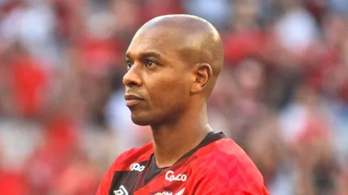 Fernandinho jogador do Athletico-PR durante partida contra o Coritiba no estadio Arena da Baixada pelo campeonato Paranaense 2023. Meio-campista descobriu sobre contratação vetada.