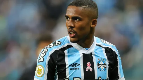 Douglas Costa jogador do Grêmio durante partida contra o Cuiabá no estádio Arena do Grêmio pelo campeonato Brasileiro A 2021. Ponta deve deixar o Fluminense
