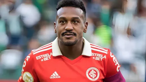 Edenilson jogador do Internacional durante execução do hino nacional antes da partida contra o Coritiba no estádio Couto Pereira pelo campeonato Brasileiro A 2022. Volante sofre pressão no arquirrival
