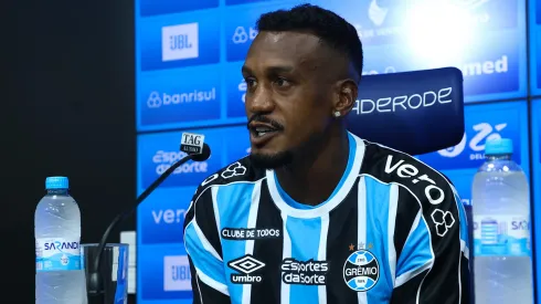 Apresentação Edenilson e Rafael Cabral. Volante sofre pressão no clube.