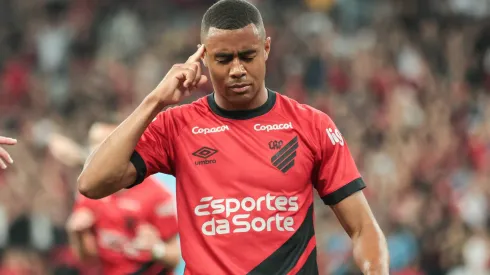 Erick jogador do Athletico-PR comemora seu gol durante partida contra o Internacional no estadio Arena da Baixada pelo campeonato Brasileiro A 2023. Meia é contestado pela torcida.