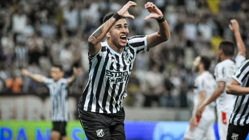 David Ricardo comemorando gol pelo Ceará