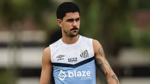 Joao Basso jogador do Santos durante treino no Centro de Treinamento CT Rei Pele. Defensor não deve ser contratado