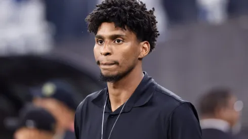 Hugo Souza acompanhando partida entre Corinthians x Vitória no Brasileirão.