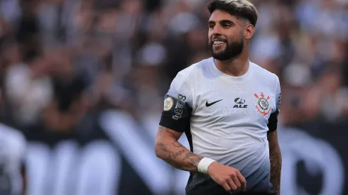Yuri Alberto durante clássico contra o São Paulo no Brasileirão 2024.
