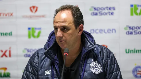 Rogério Ceni durante confronto contra o Athletico-PR no Brasileirão 2024.