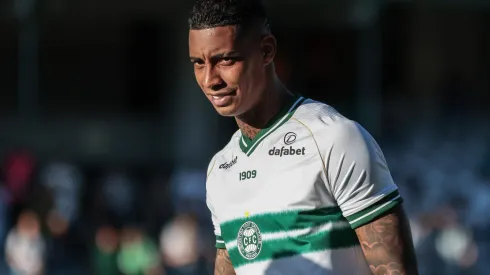 Alef Manga durante confronto contra o Santos no Brasileirão 2024.