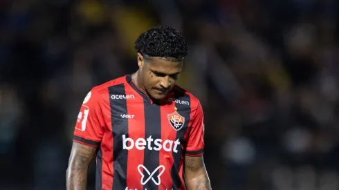 Rodrigo Andrade jogador do Vitoria lamenta durante partida contra o Bragantino no estadio Nabi Abi Chedid pelo campeonato Brasileiro A 2024.