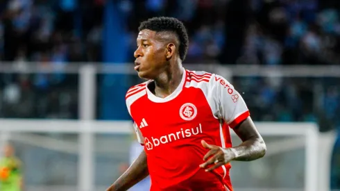 Vitão zagueiro do Internacional durante partida contra o Belgrano no estadio Mario Kempes pela Copa Sul-Americana 2024.