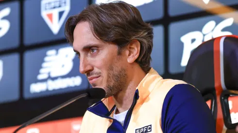 Luis Zubeldia e apresentado como novo tecnico do Sao Paulo. Treinador viu 'reforço1 ficar longe