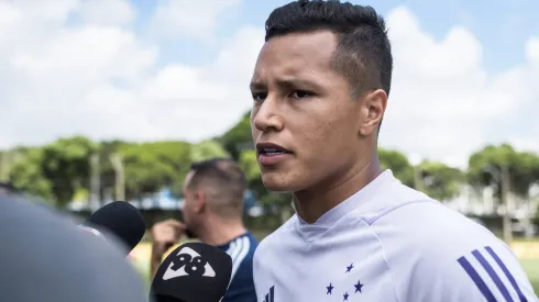 Treino na Toca da Raposa 2, em Belo Horizonte. Lateral está de volta aos treinamentos