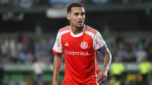 Alan Patrick jogador do Internacional durante partida contra o Gremio no estadio Couto Pereira pelo campeonato Brasileiro A 2024. Medalhão virou alvo dos torcedores