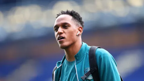 Yerry Mina of Everton arrives at the stadium prior to the Premier League match between Everton FC and Fulham FC at Goodison Park on April 15, 2023 in Liverpool, England. Colombiano pode parar em adversário do Alviverde