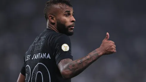 Alex Santana durante confronto contra o Cricúma no Brasileirão 2024.