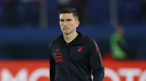 Varini sai em defesa de Fernandinho. Foto: X oficial Athletico Paranaense