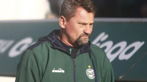 Fábio Matias durante confronto contra o Vila Nova na Série B.