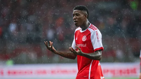 Vitao jogador do Internacional reclama com a arbitragem durante partida contra o Bahia no estadio Beira-Rio pelo campeonato Brasileiro A 2024