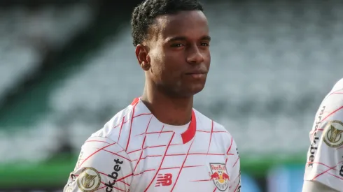 Helinho durante confronto contra o Grêmio no Brasileirão 2024.