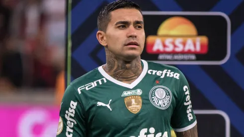 Dudu jogador do Palmeiras durante execucao do hino nacional antes da partida contra o Athletico-PR no estadio Arena da Baixada pelo campeonato Brasileiro A 2022. Velocista pregou foco total em busca de mais um título