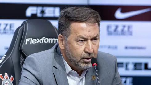 Augusto Melo se aproxima de investidor – Foto: Rodrigo Coca/Ag. Corinthians.